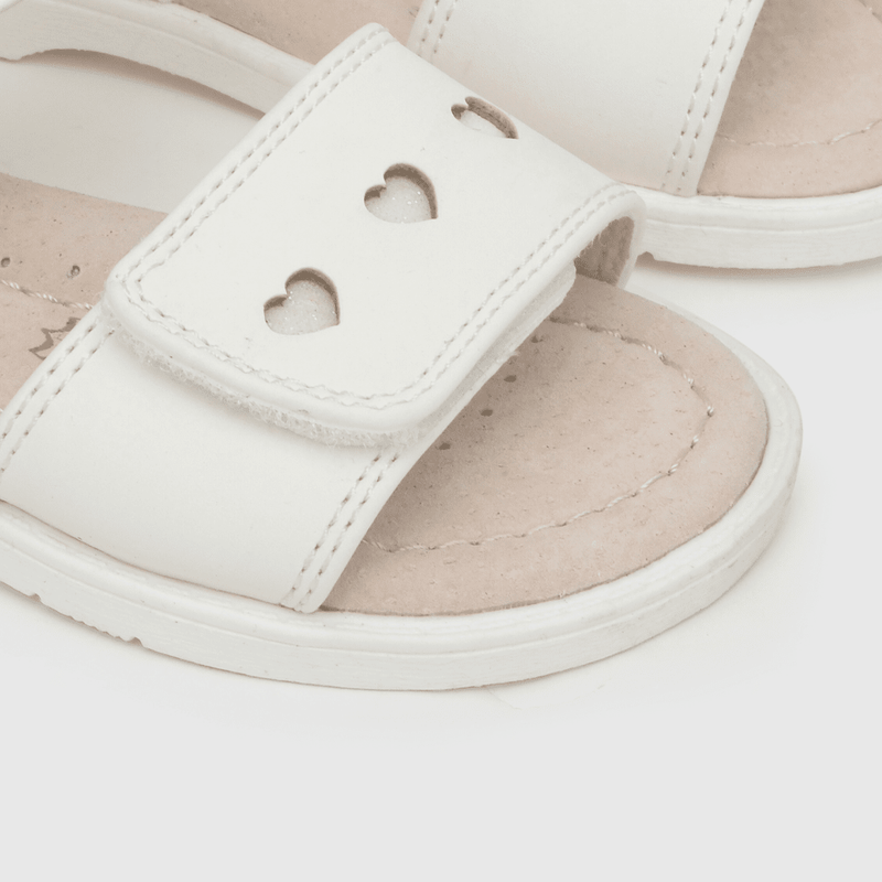 Sandalia de niña corazones blanco (21 a 27)