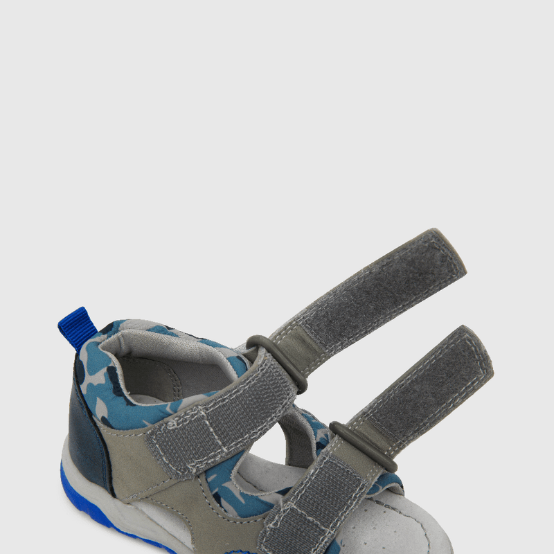 Sandalia de niño punta abierta gris (21 a 27)