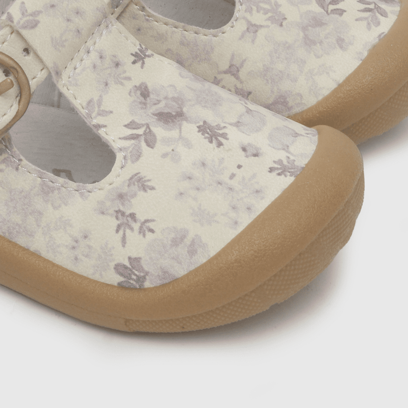 Reina para niña blanca niña con impresión floral, hebilla y caña baja blanca (17 a 20)
