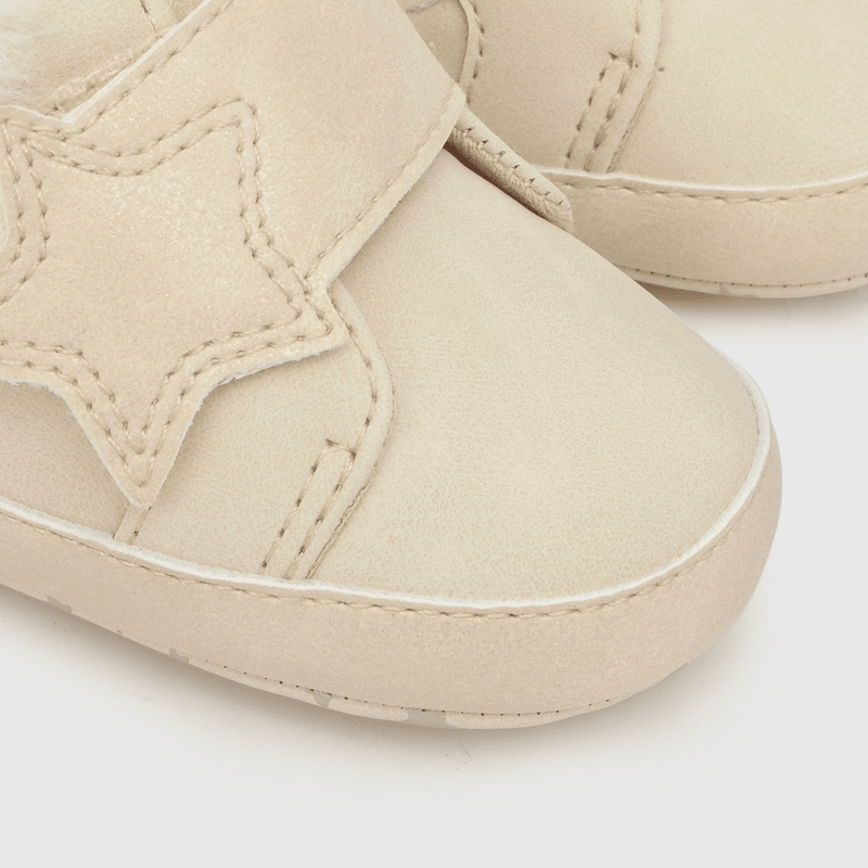 Botin para niña con aplicación estrella en el velcro de caña media beige (14 a 18)