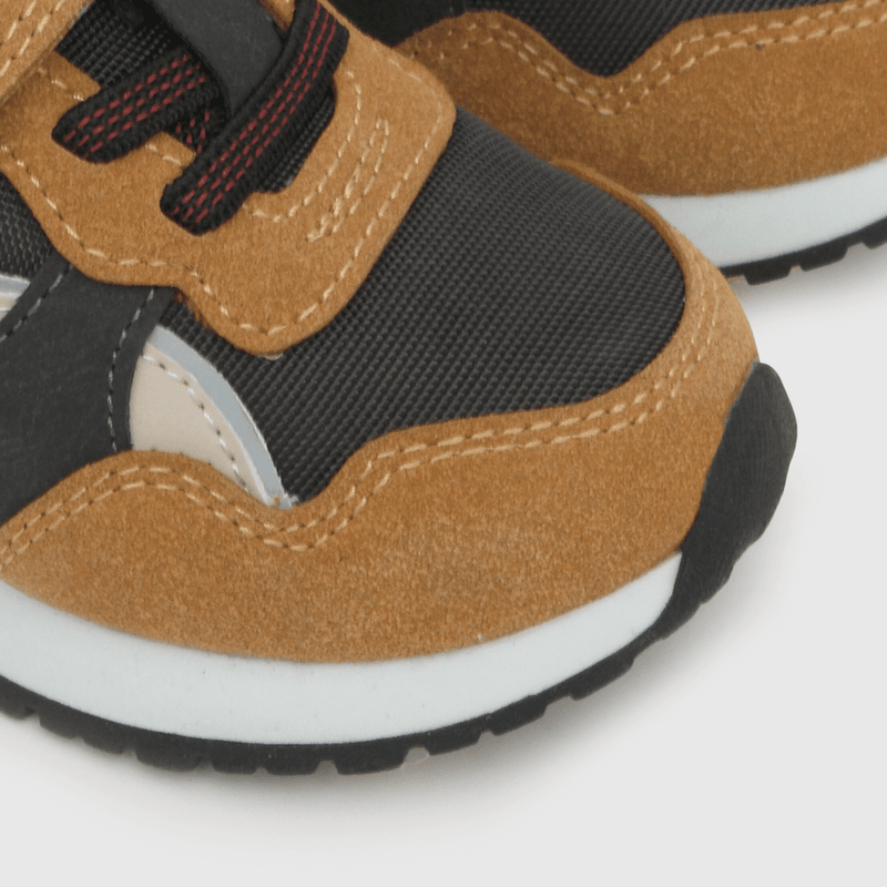 Zapatilla para niño velcro elástico jogging cafe (21 a 27)