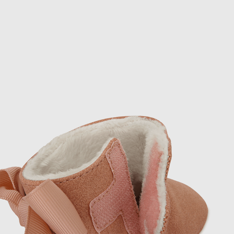 Bota para niña con aplicación de cinta, estrellas y velcro de caña alta rosada (14 a 18)