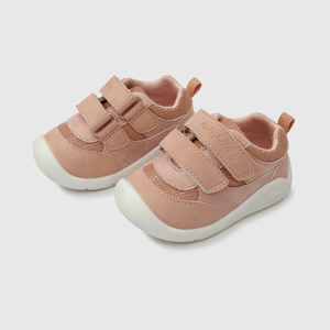 Zapatilla Rosada de Niña