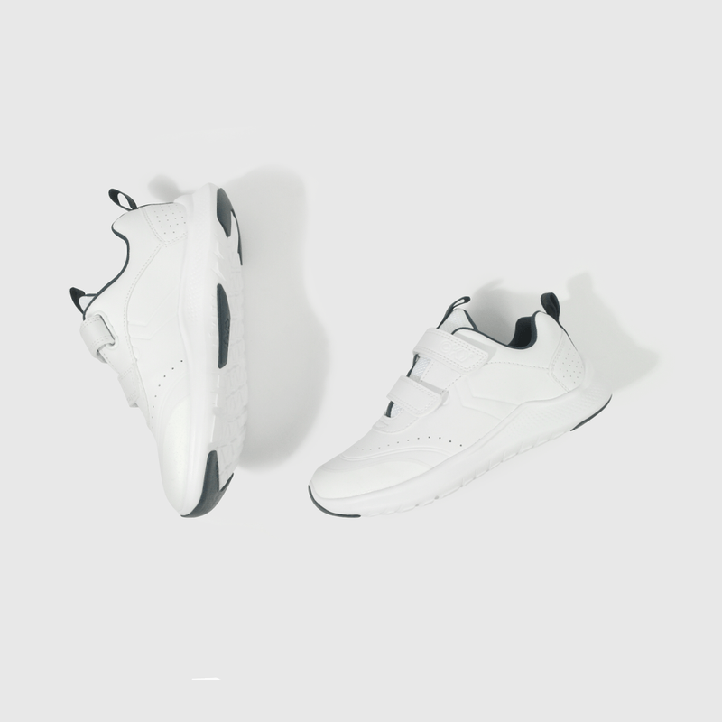 Zapatilla Escolar Blanca con Velcro y Detalles Azules Niño