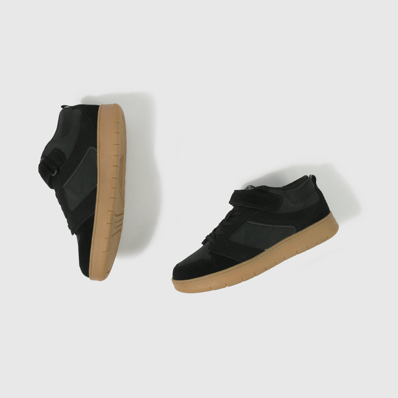 Zapatilla Negra con Cordón Niño