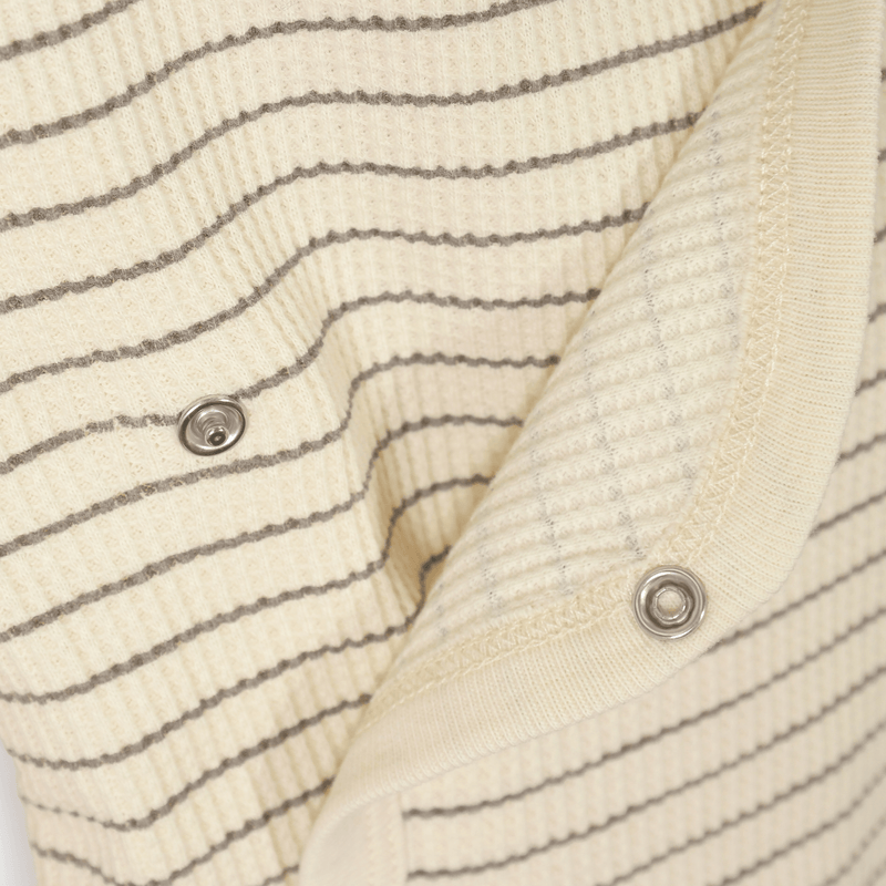 Conjunto rayado beige para guagua, suave y cómodo