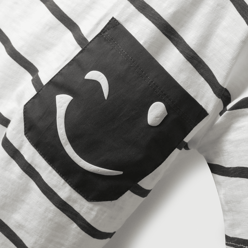 Polera rayada blanca para niños, estilo fresco y divertido