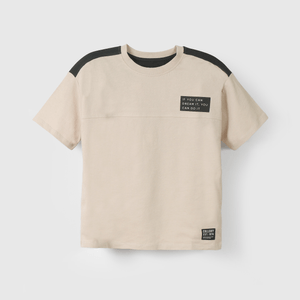Polera café para niños, estilo y comodidad