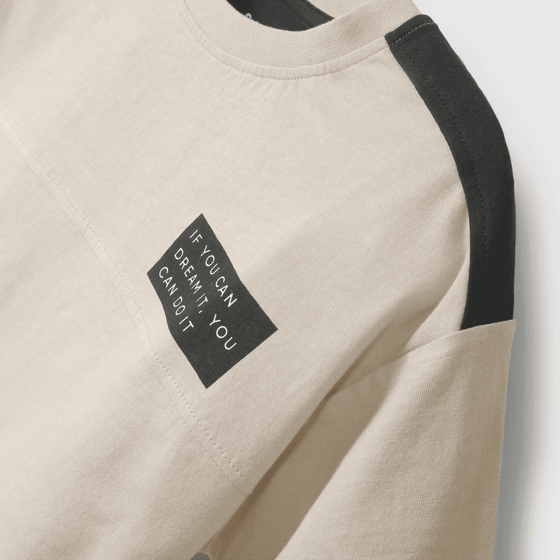 Polera café para niños, estilo y comodidad