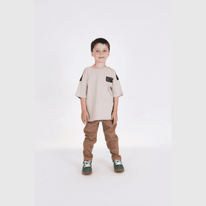 Polera café para niños, estilo y comodidad