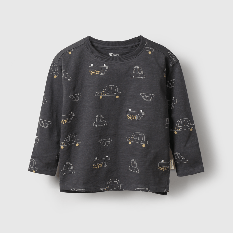 Polera negra con autos para niños, cómoda y divertida