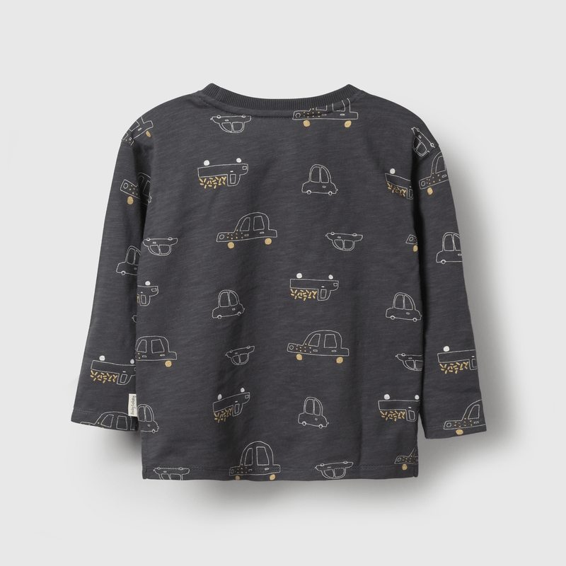 Polera negra con autos para niños, cómoda y divertida