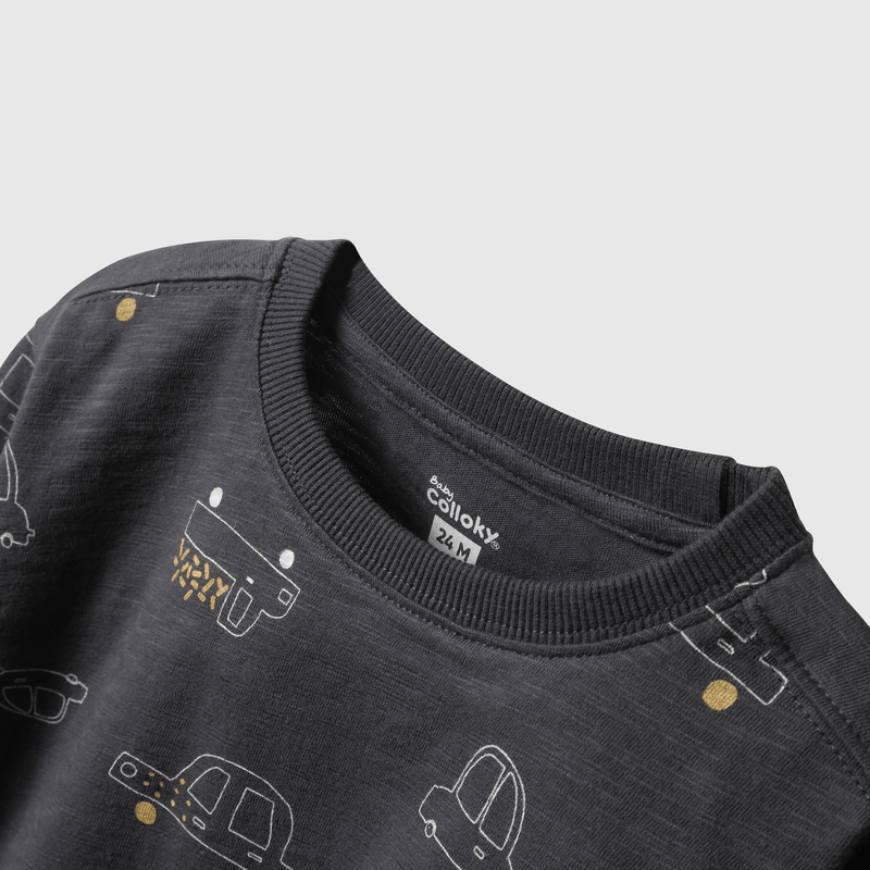 Polera negra con autos para niños, cómoda y divertida