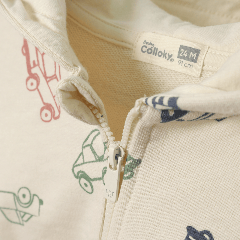 Polerón crema con autos para niños, estilo y comodidad