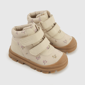 Botín beige para niña, comodidad y estilo en cada paso