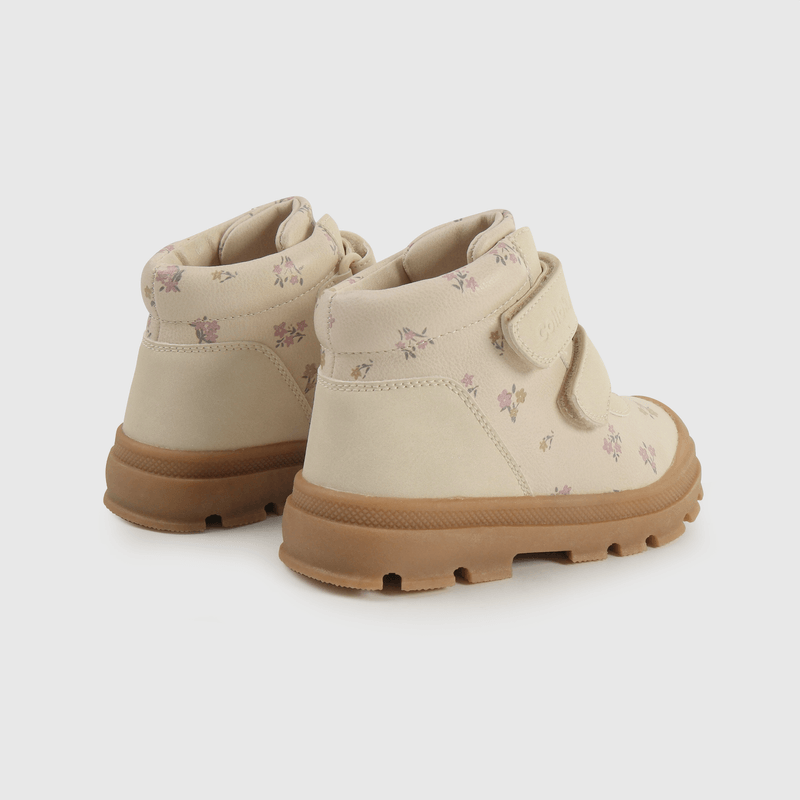 Botín beige para niña, comodidad y estilo en cada paso