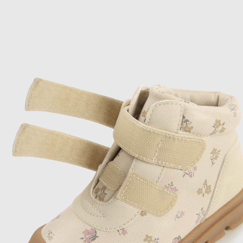 Botín beige para niña, comodidad y estilo en cada paso