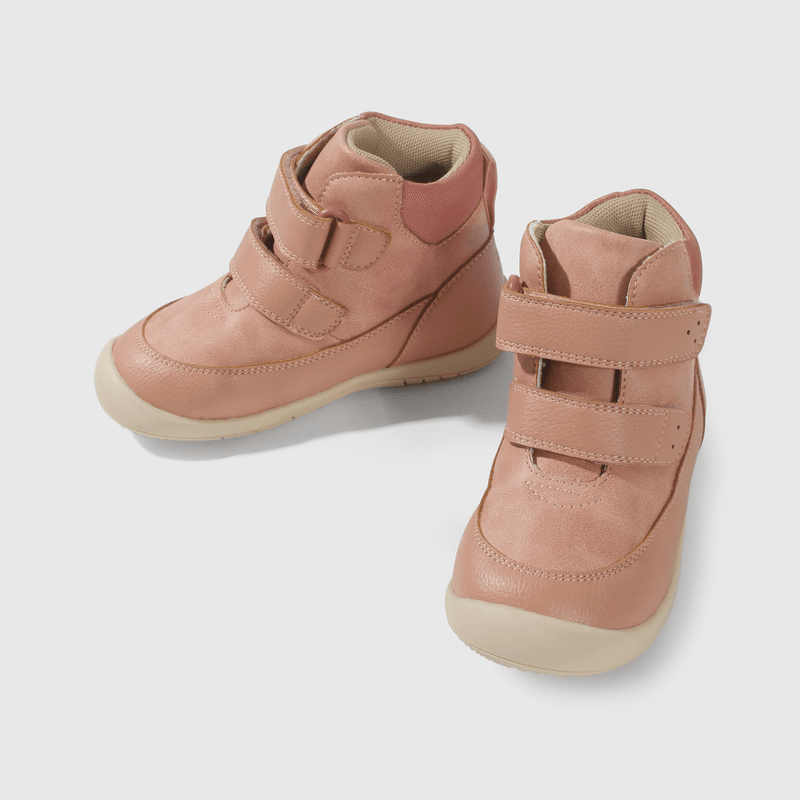 Botín rosado para niña, ideal para caminantes