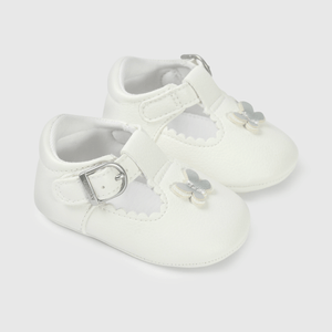 Zapatos blancos para niña, elegancia y ternura