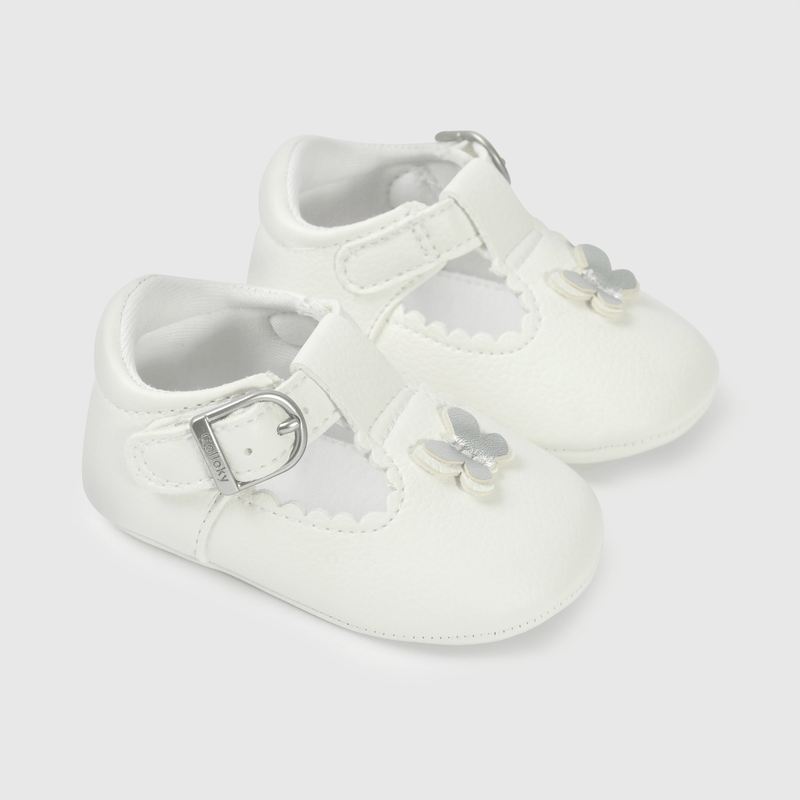 Zapatos blancos para niña, elegancia y ternura