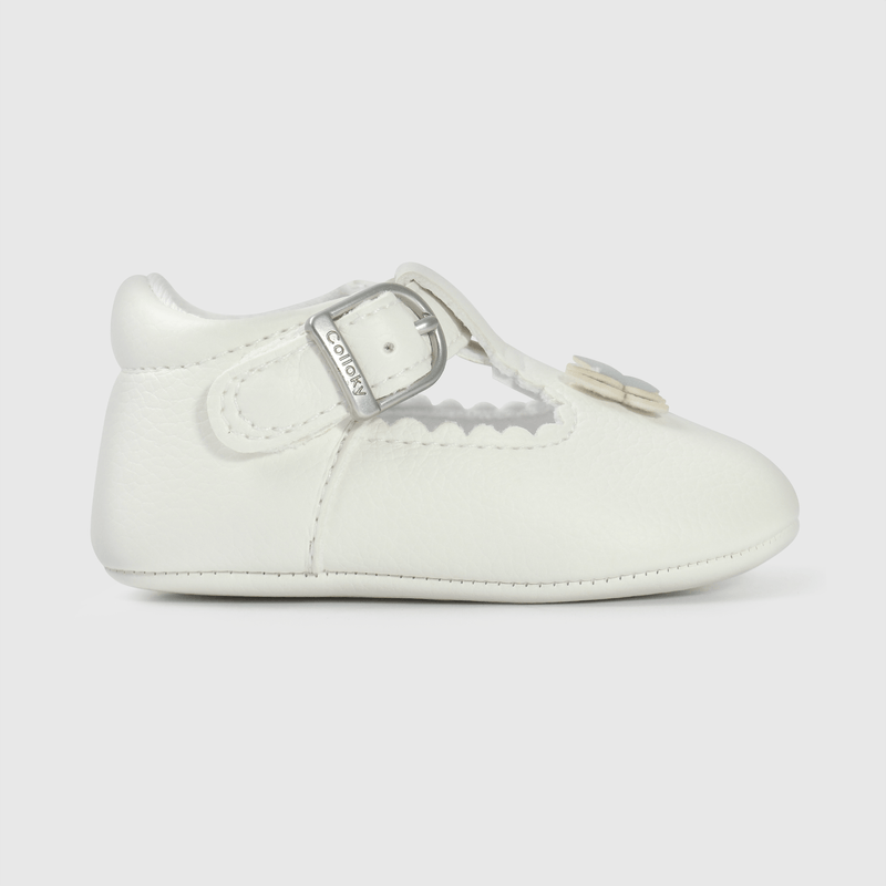 Zapatos blancos para niña, elegancia y ternura