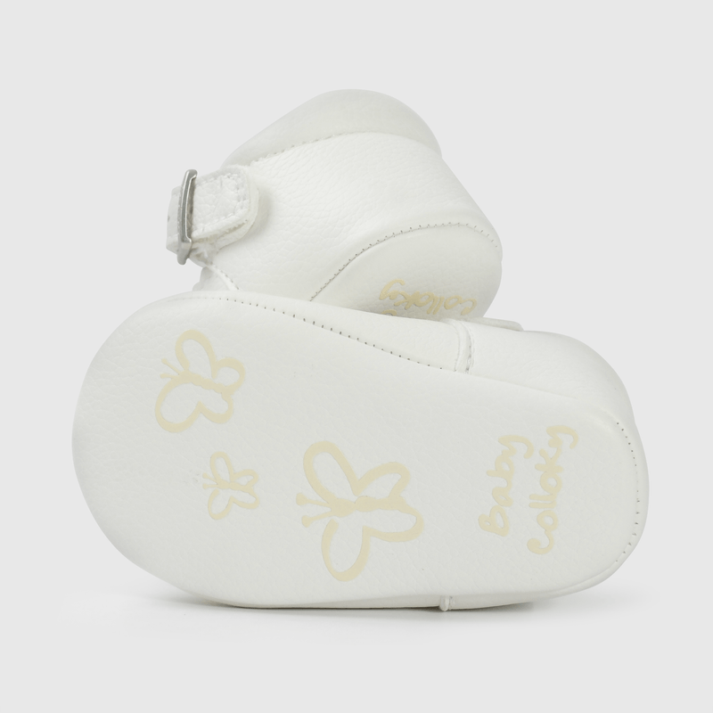 Zapatos blancos para niña, elegancia y ternura