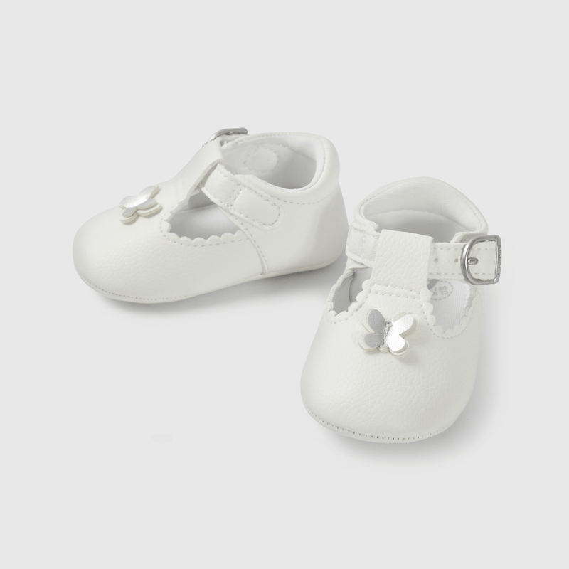 Zapatos blancos para niña, elegancia y ternura