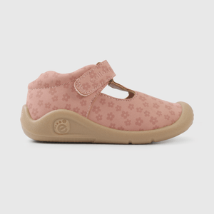 Zapatos rosados para niña, perfectos para sus primeros pasos