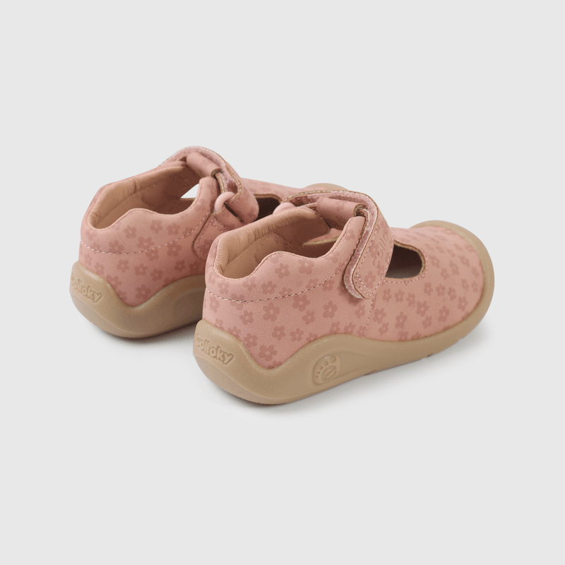 Zapatos rosados para niña, perfectos para sus primeros pasos