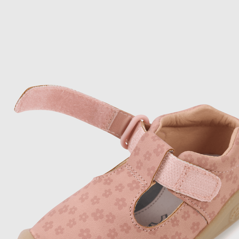 Zapatos rosados para niña, perfectos para sus primeros pasos