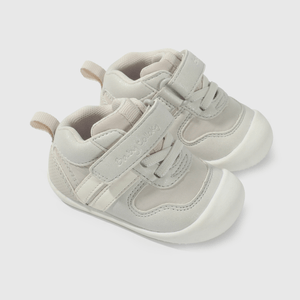 Zapatilla gris para niña, perfecta para gatear