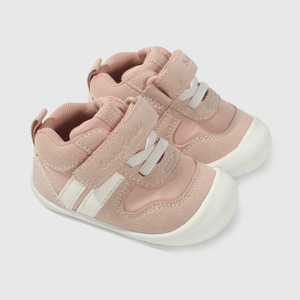 Zapatilla rosada para niña, ideal para gateadores