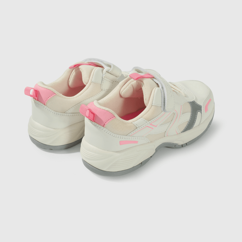 Zapatilla blanca para niña, estilo y comodidad