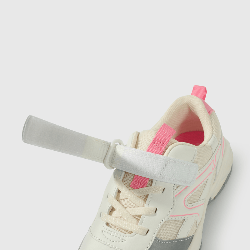 Zapatilla blanca para niña, estilo y comodidad