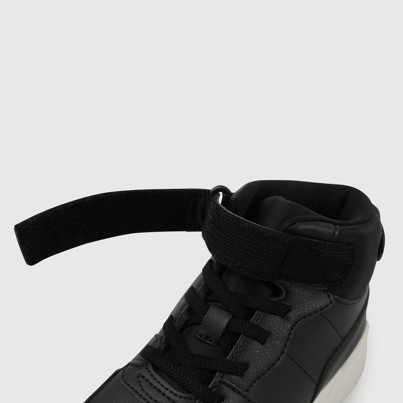 Zapatilla negra para niños, estilo y comodidad