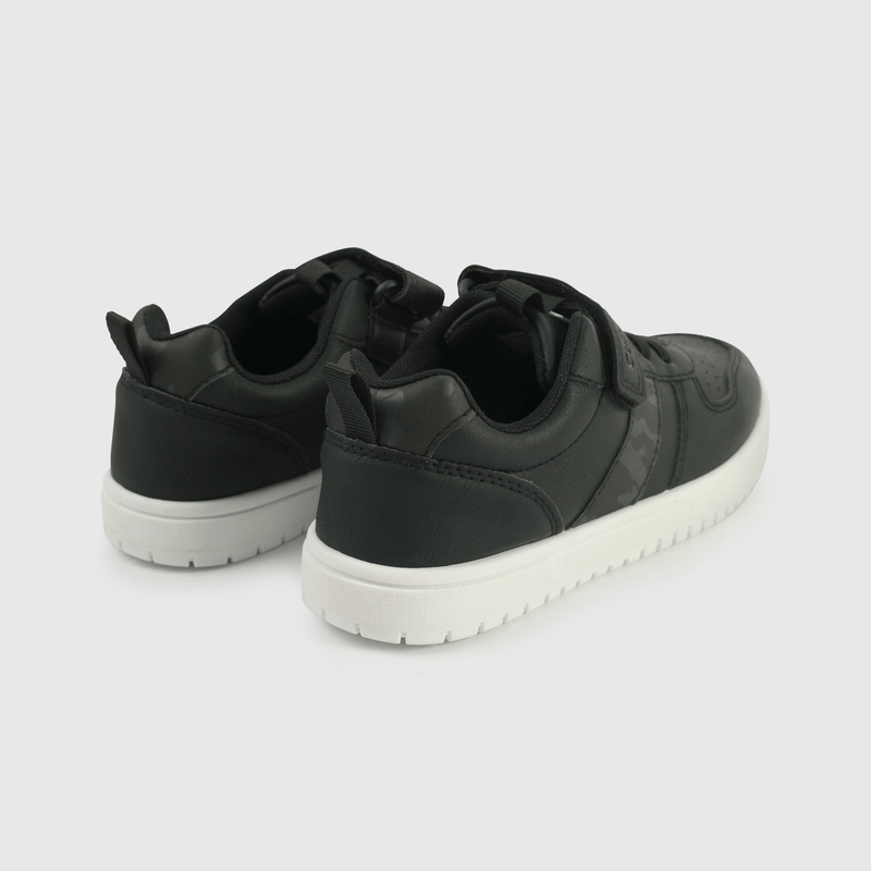 Zapatilla negra unisex para niños, estilo y comodidad