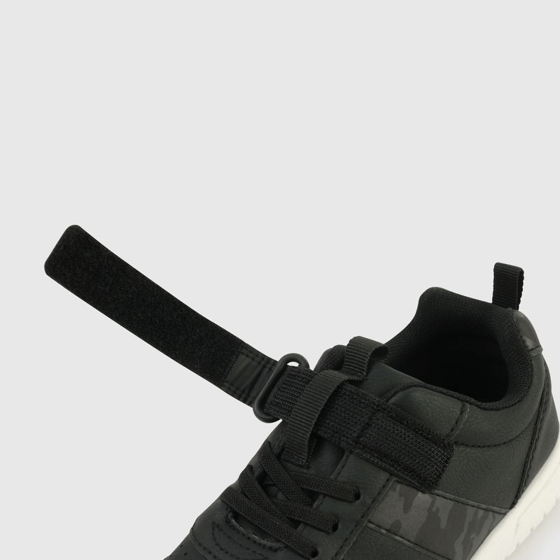 Zapatilla negra unisex para niños, estilo y comodidad