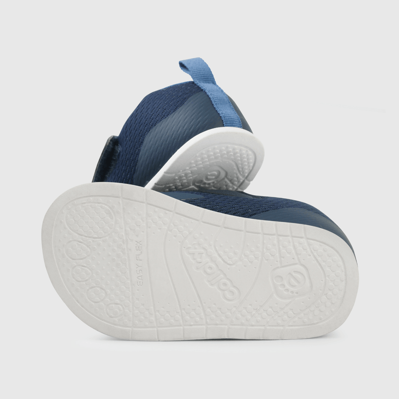 Zapatilla deportiva azul para niños en crecimiento