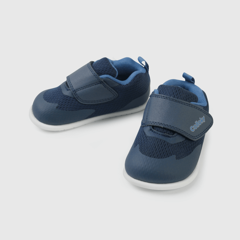 Zapatilla deportiva azul para niños en crecimiento