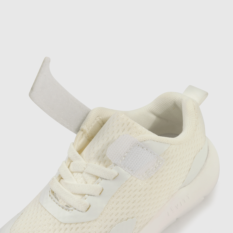 Zapatilla blanca para niños, comodidad y estilo