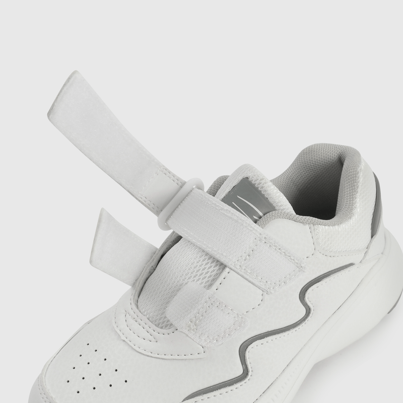 Zapatillas deportivas blancas para niños activos y cómodos