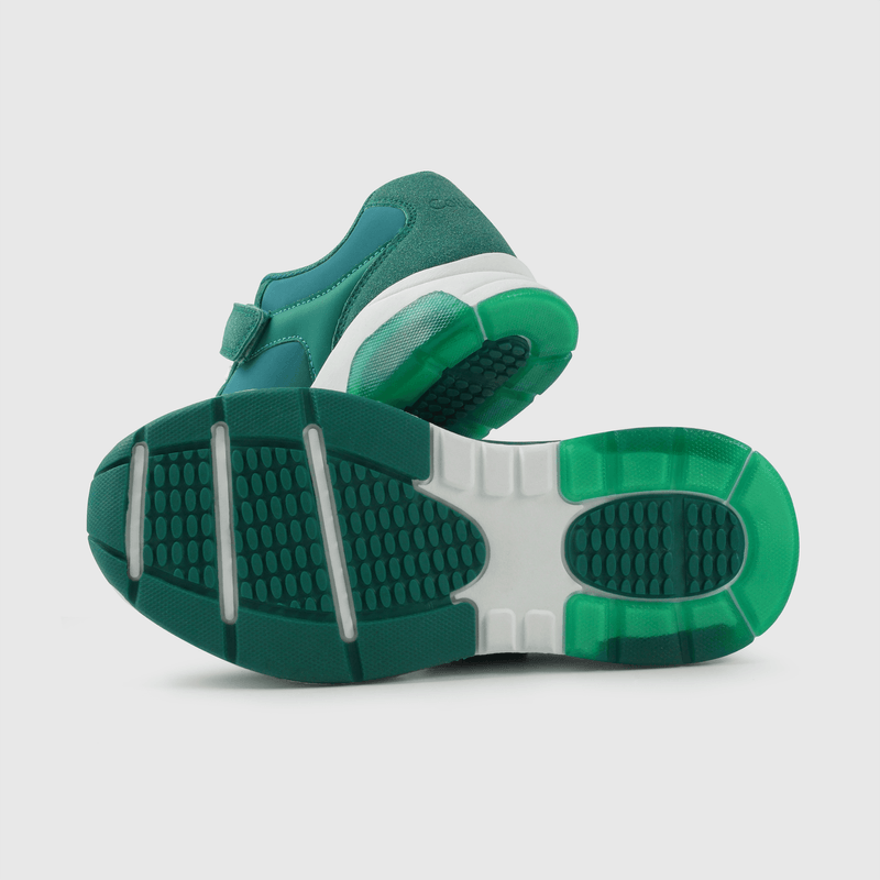 Zapatillas verdes con luces para niños activos y felices