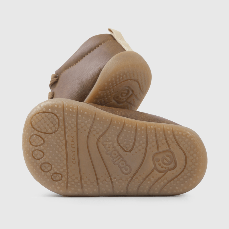 Zapatos café para gateadores, estilo y confort