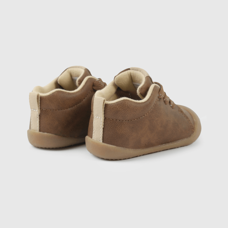 Zapatos café para gateadores, estilo y confort