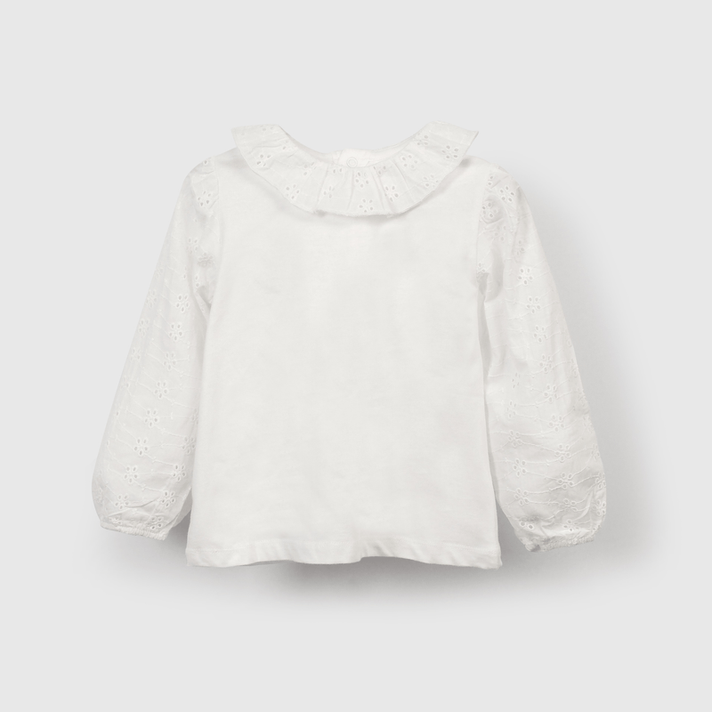 Polera blanca con detalles encantadores para niñas
