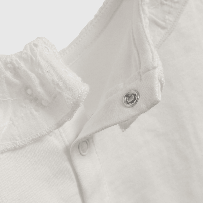 Polera blanca con detalles encantadores para niñas