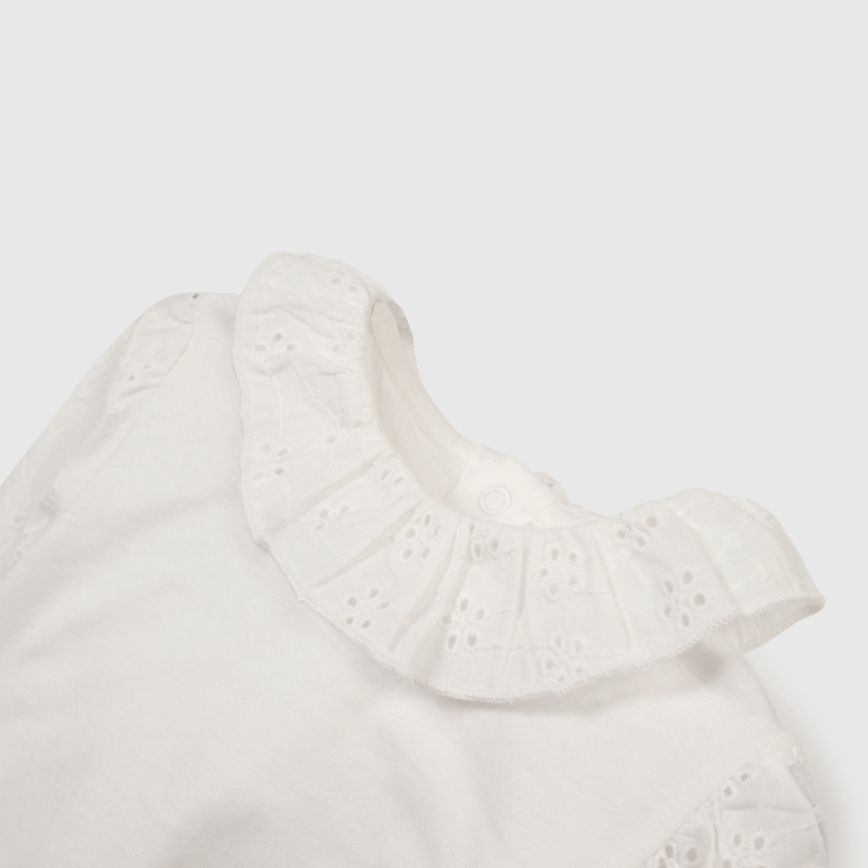 Polera blanca con detalles encantadores para niñas