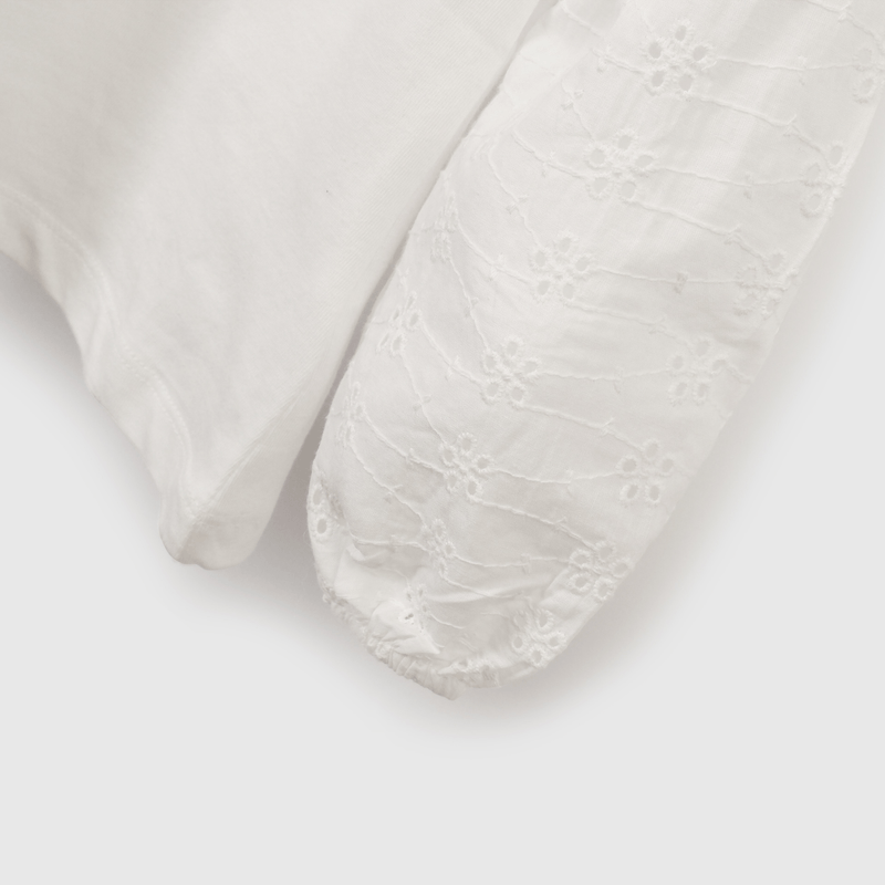 Polera blanca con detalles encantadores para niñas