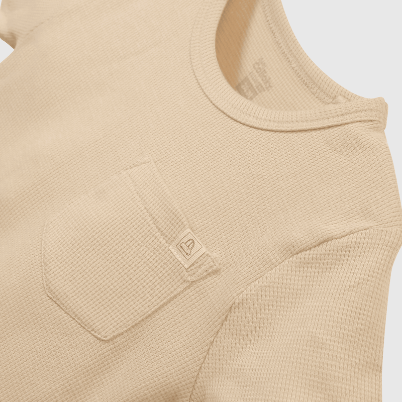 Polera cómoda beige para niños, ideal para el día a día