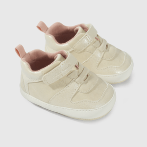 Zapatilla dorada para niña, estilo y comodidad